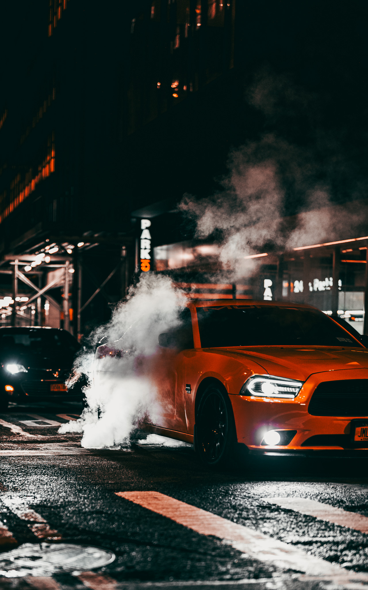 Dodge Charger im Dampf, Straßenfotografie New York 2024